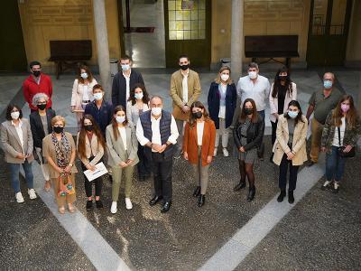 Imagen Miguel Ángel de Vicente da la bienvenida a los trece nuevos becarios